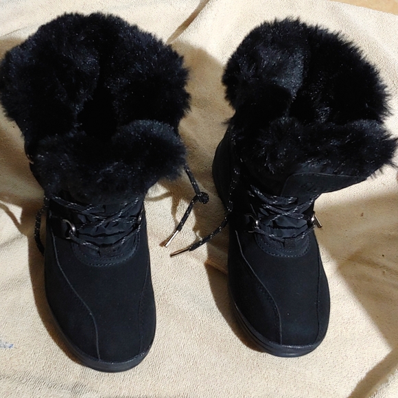 NWOT * FLOOPI * SIZE 6 * BLACK FAUX FUR/FAUX LEATHER BOOTIES * SUPER SOFT 💗 - Picture 3 of 11